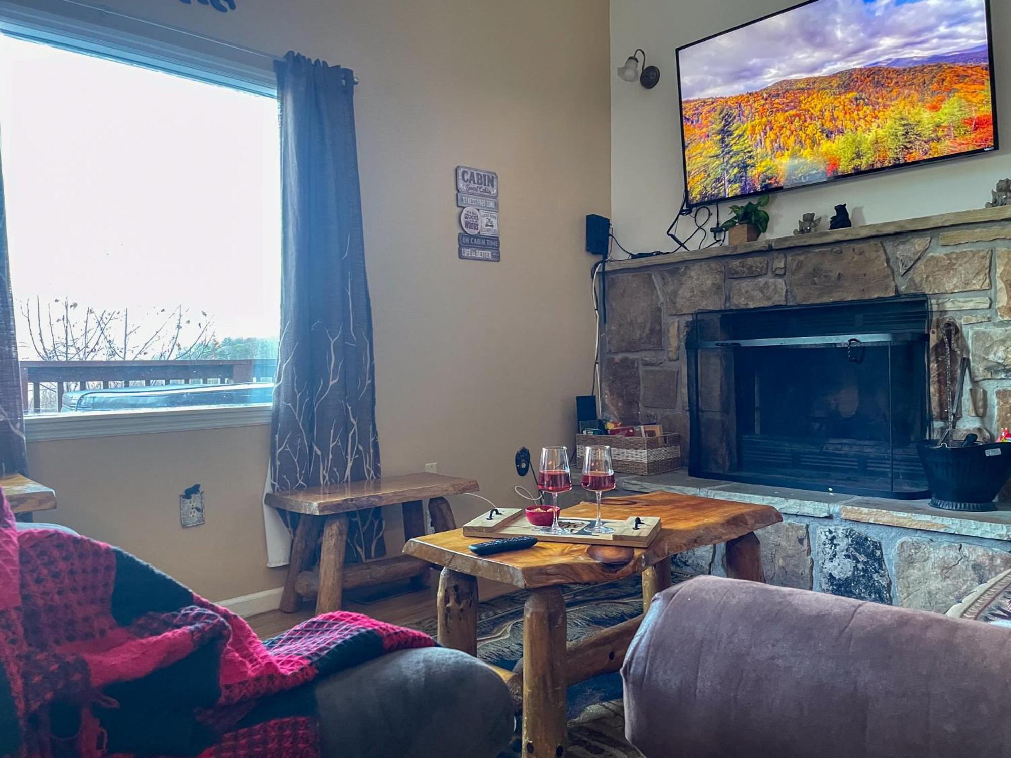 Heavenly View - Bear Themed Cabin, Hottub, Dog-Friendly, Near Gatlinburg Bagian luar foto